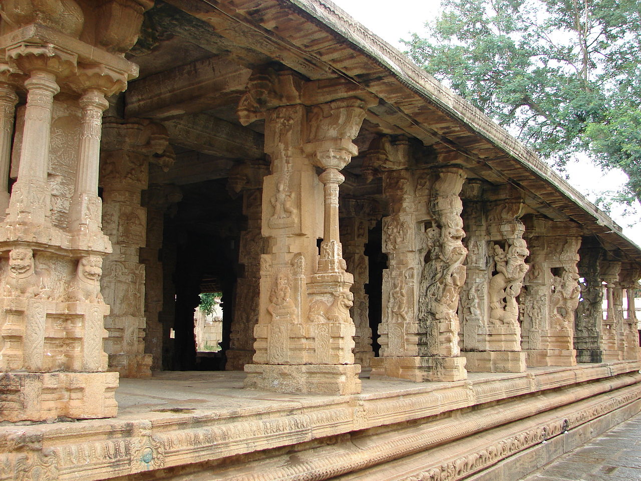 14карнатикd1280px-Open_Mantapa_(hall)_in_Someshvara_temple_at_Kolar.JPG