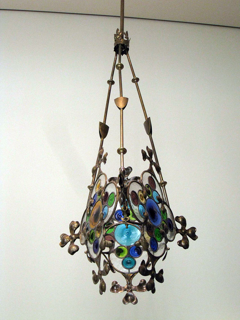 141_Llum_de_sostre_amb_decoració_floral,_de_Puig_i_Cadafalch.jpg