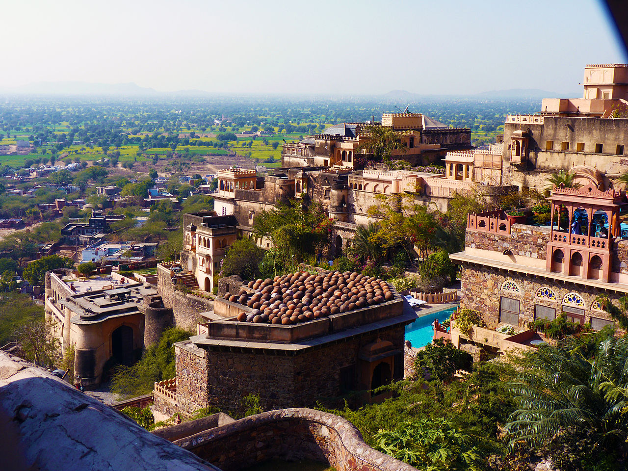 15-Neemrana_Fort2.jpg