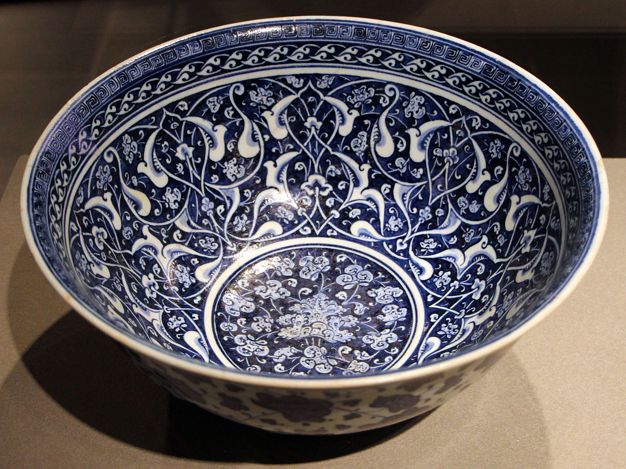 15Turchia,_iznik,_bacinella_con_decoro_rumi-hatayi,_1480_ca._01.JPG