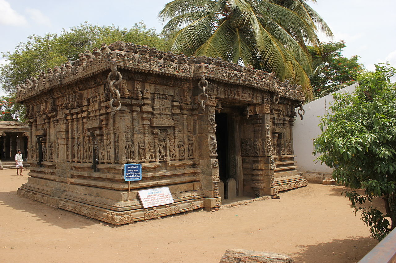 16-карнатикMahadwara_(grand_entrance)_to_Gaurishvara_temple_at_Yelandur.JPG