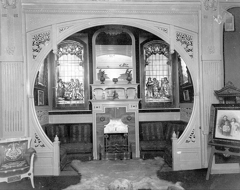 168.Дом Франка, камин в зале.jpg