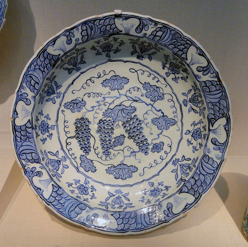 16Dish,_Turkey,_c._1530,_stonepaste_painted_under_glaze_-_Freer_Gallery_of_Art_-_DSC05423.JPG