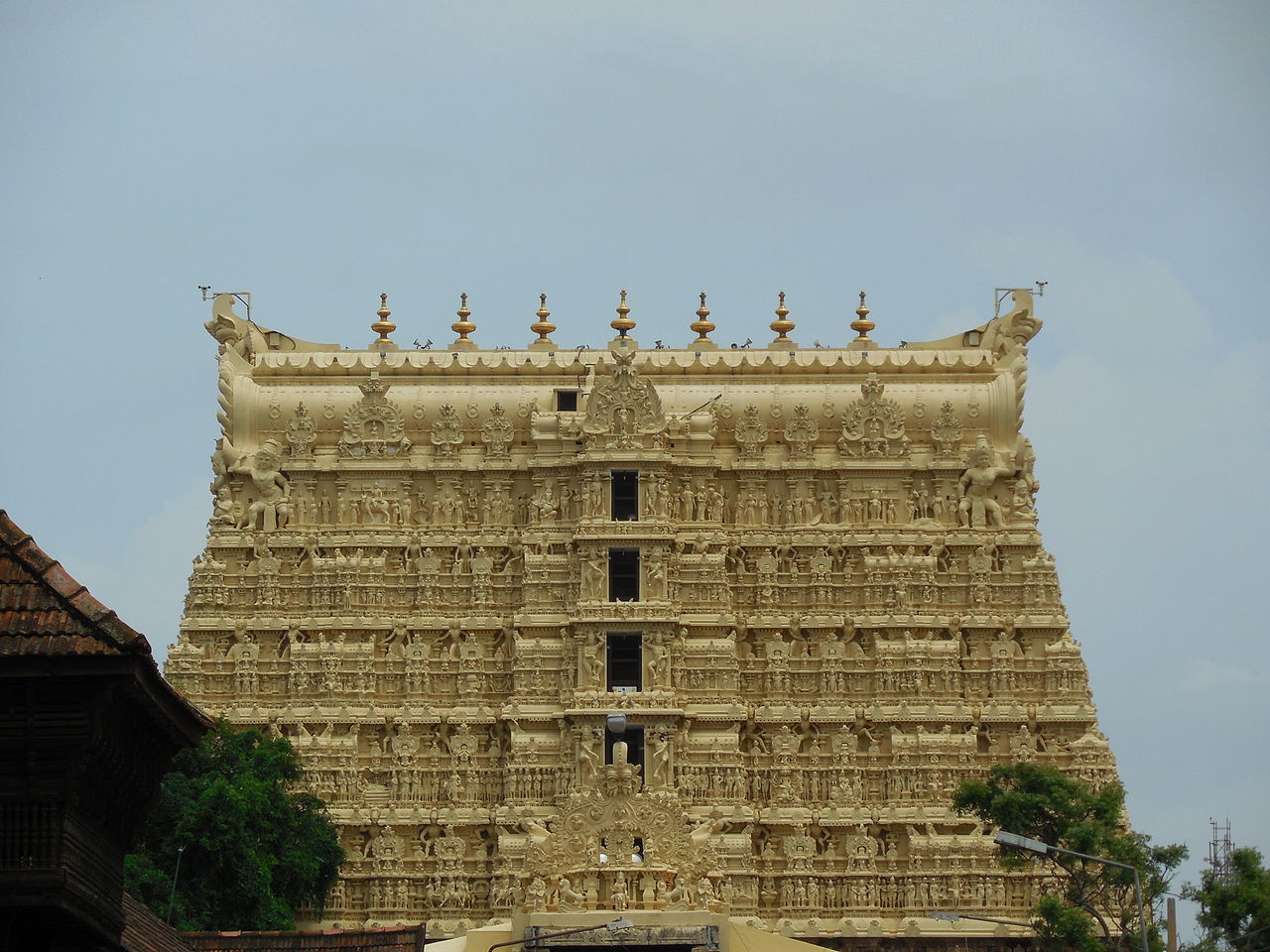 16x-кералаPadmanabhaswamy_Temple_Gopuram,_eastern_view.JPG