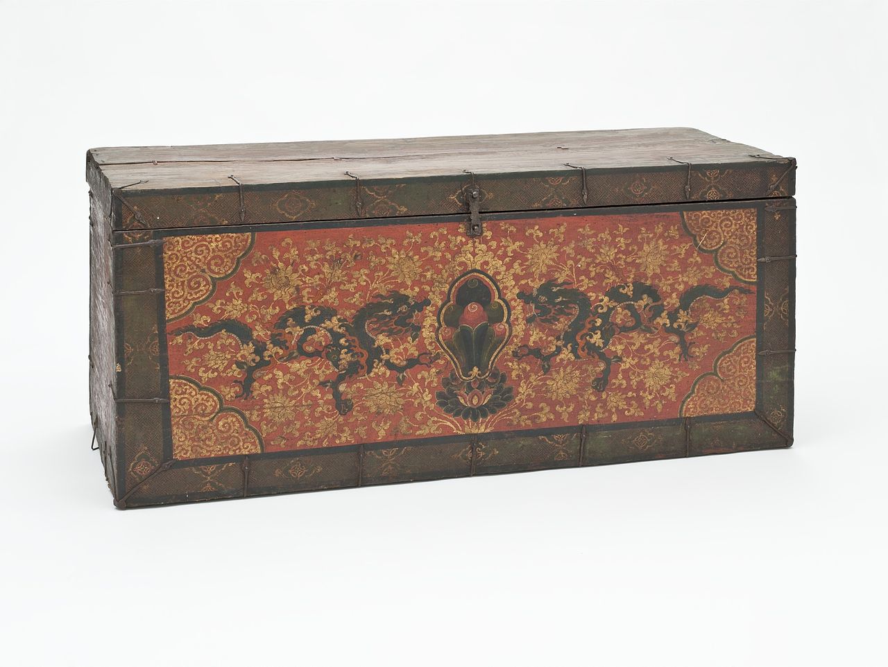 17-18Trunk_with_Flaming_Jewel_Flanked_by_Dragons_LACMA_M.2010.84.jpg