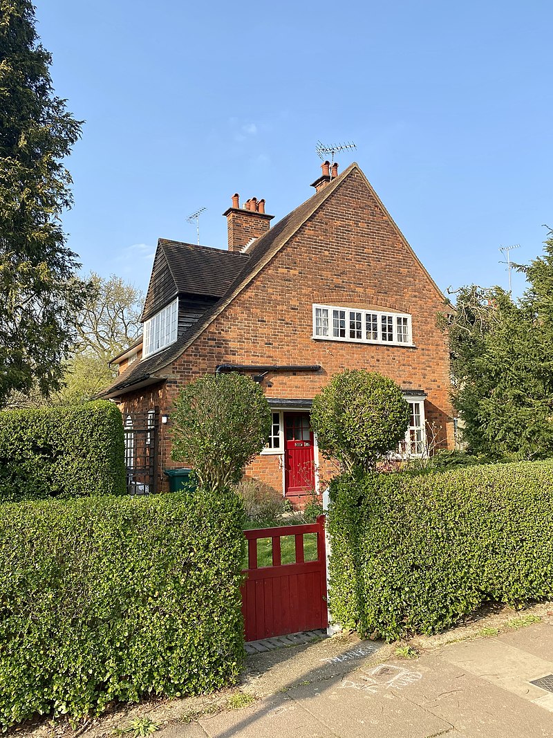 17_Temple_Fortune_Hill,_Hampstead_Garden_Suburb,_March_2022.jpg