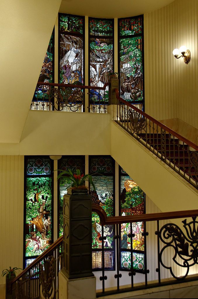 18 геллерт отель 678px-Stained-glass_windows_Bózó_Stanisits_Hotel_Gellért_Budapest.jpg