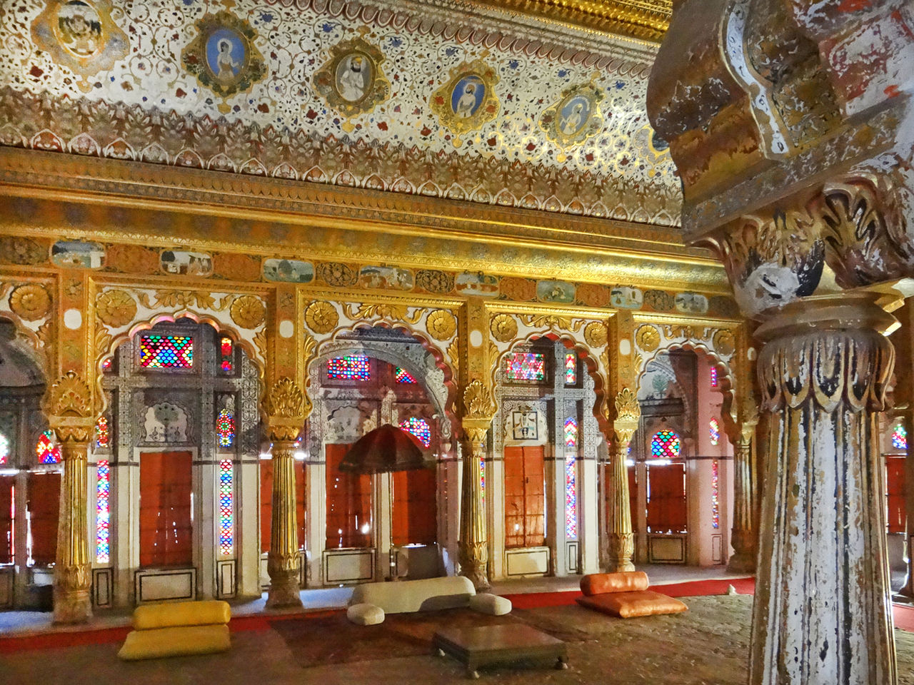 18Salle_daudience_du_Palais_(Fort_Meherangarh,_Jodhpur)_(8415327645).jpg