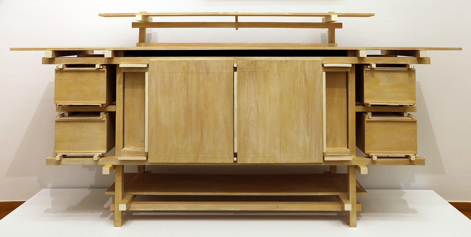 19 1920px-Gerrit_rietveld_per_gerard_van_de_groenekan,_credenza,_1919_(1972).jpg