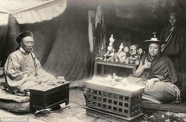 1904 амбань и панчен.jpg