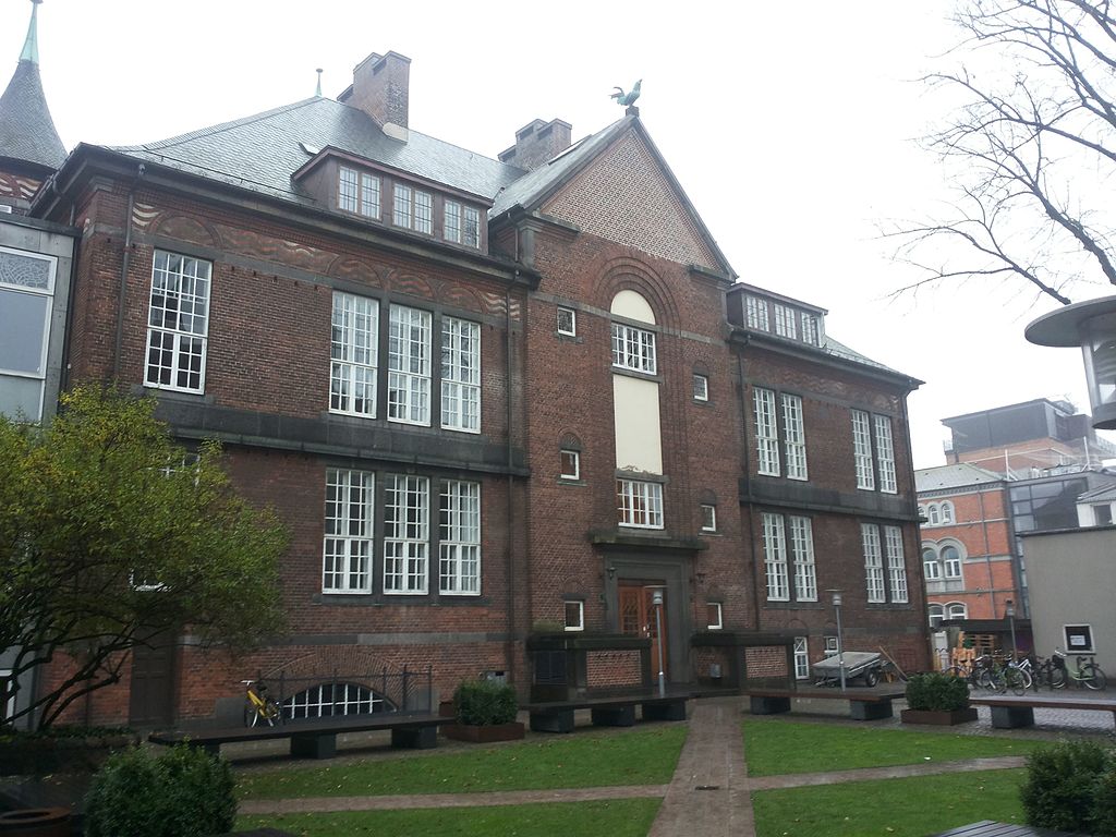 1906Aarhus_Katedralskole,_røde_bygning,_bagside.jpg
