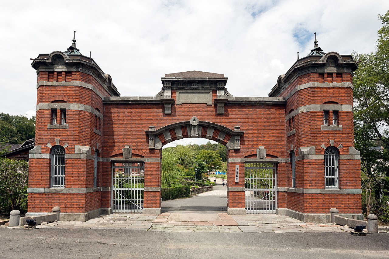 1907 1280px-Kanazawa_Prison_main_gate_2014_Museum_Meiji_Mura.jpg