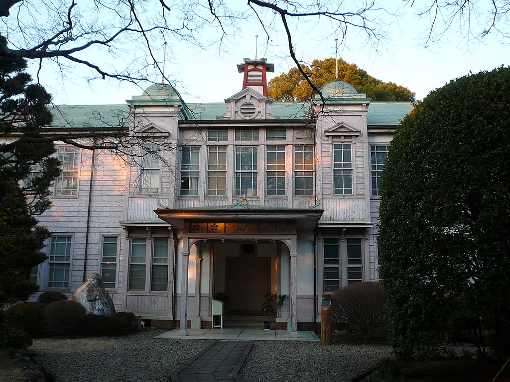 1910 1024px-Sakura_high_school3.jpg