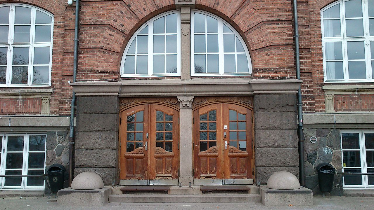 1914 1280px-Samsøgade_Skole_(hovedindgang).jpg