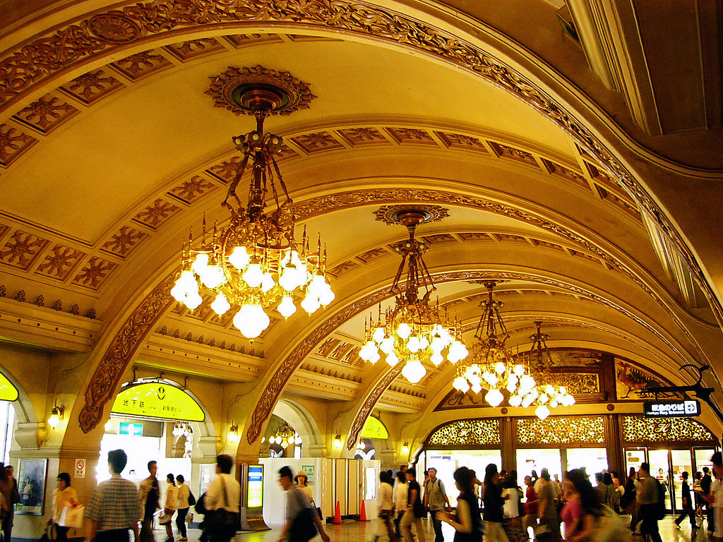 1930г 1024px-Hankyu_Umeda_Osaka_Japan_June_2005_A.jpg