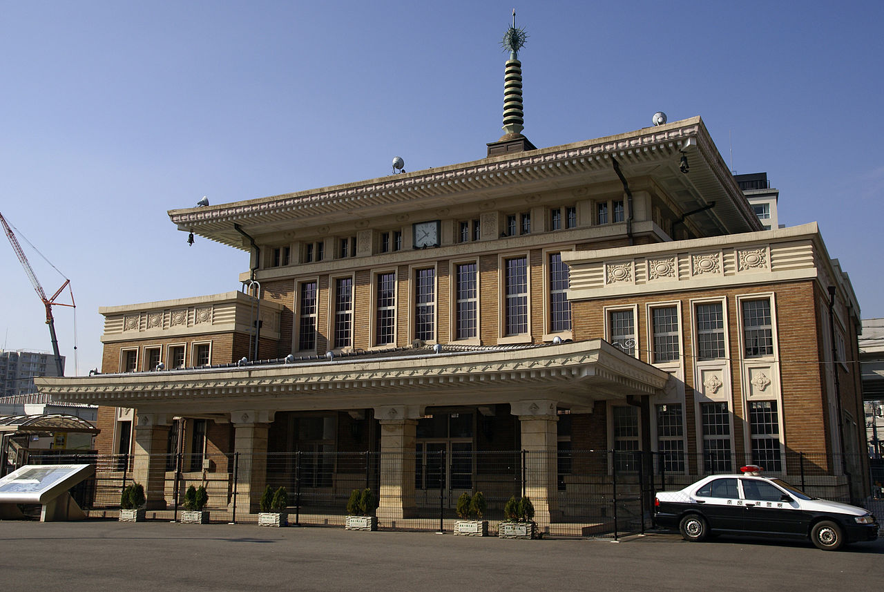 1934 1280px-JR_Nara_sta01n3872.jpg