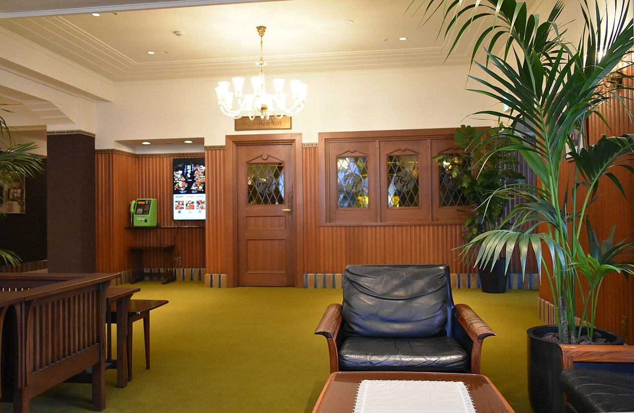 1936 1280px-Hilltop_Hotel_191224d.jpg