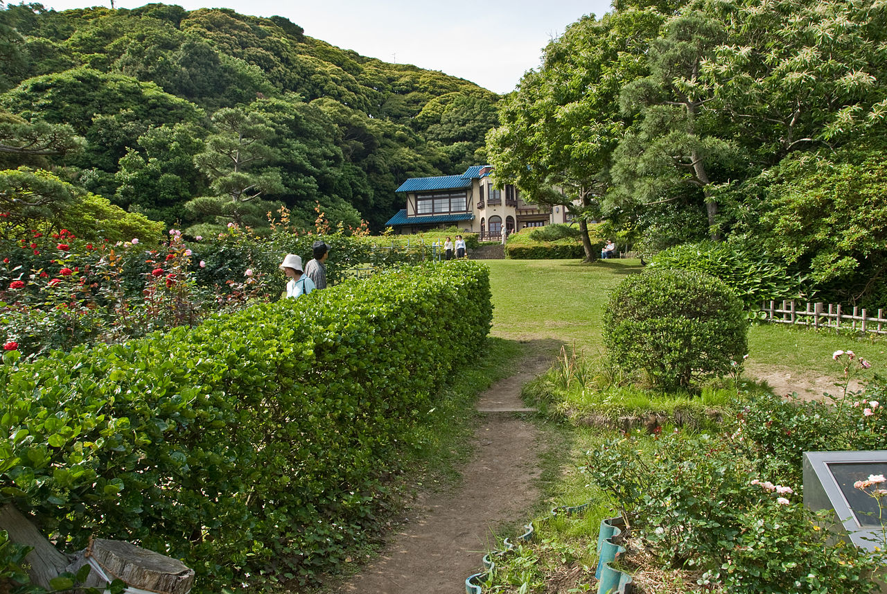 1936 1280px-Literatur_Museum_Kamakura_Rose_Garden.jpg