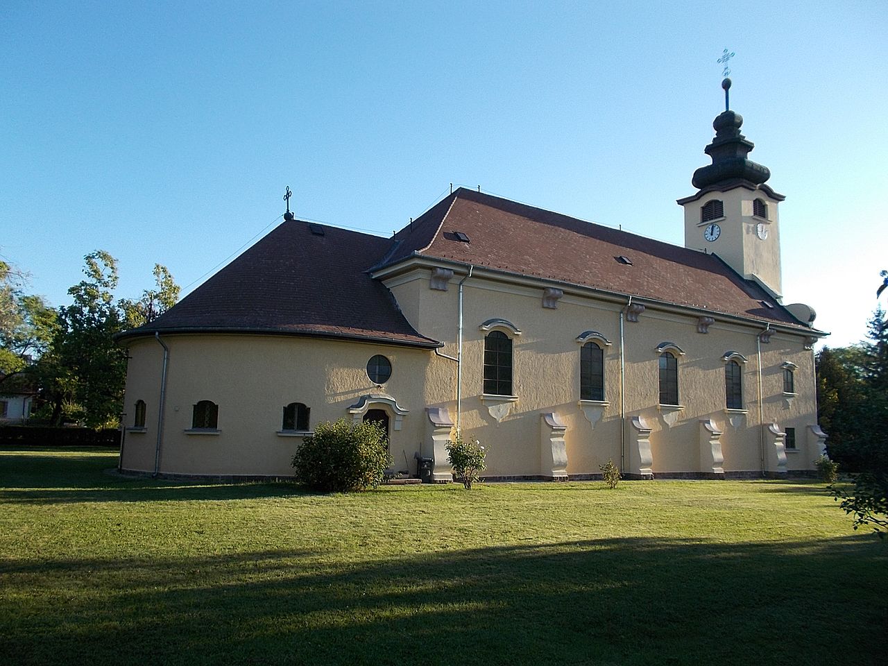 1937Saint_Louis_Church_SW_in_Eger,_2016_Hungary.jpg
