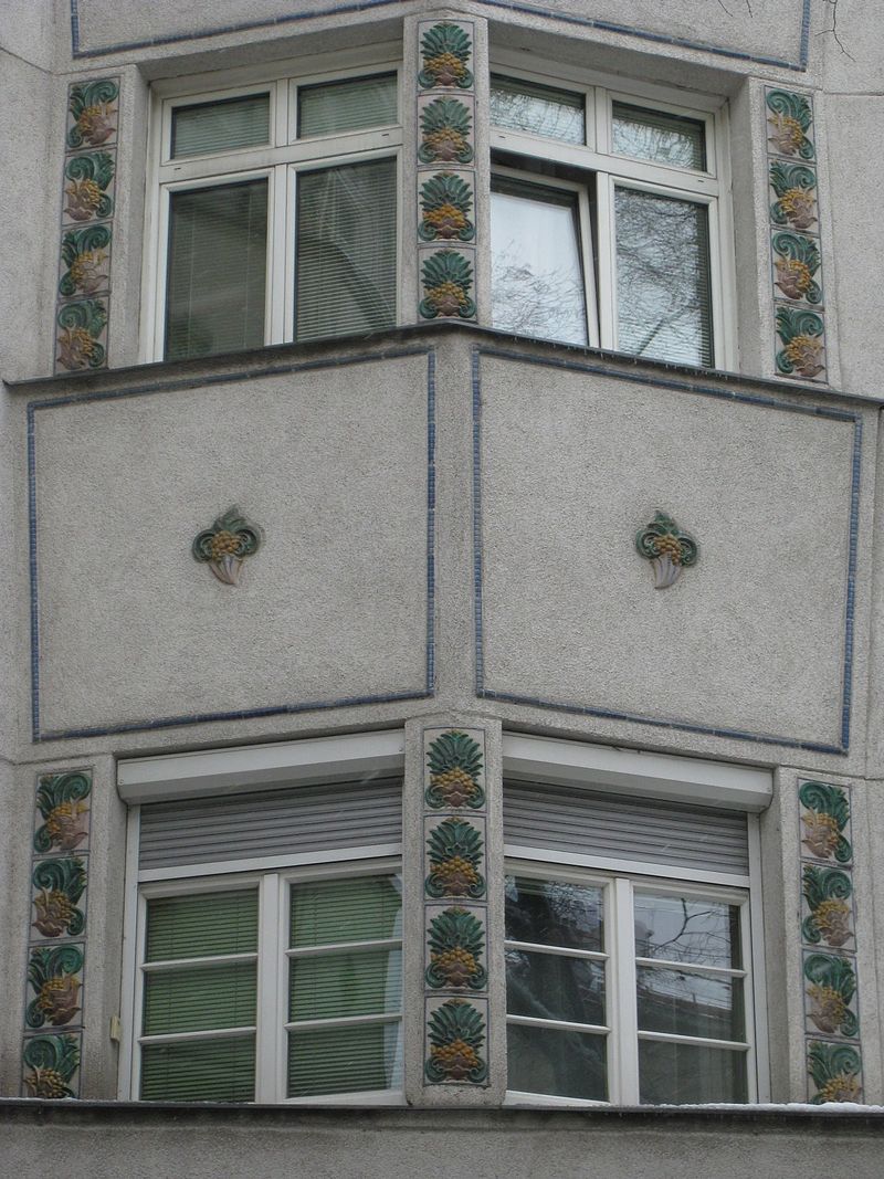 20 1050_Siebenbrunnenfeldgasse_13-15_-_Metzleinstaler_Hof_-_Majolikareliefs_IMG_8237.jpg