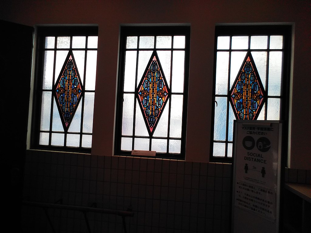 24яп1024px-Stained-glass_at_Toki-ke_house.jpg