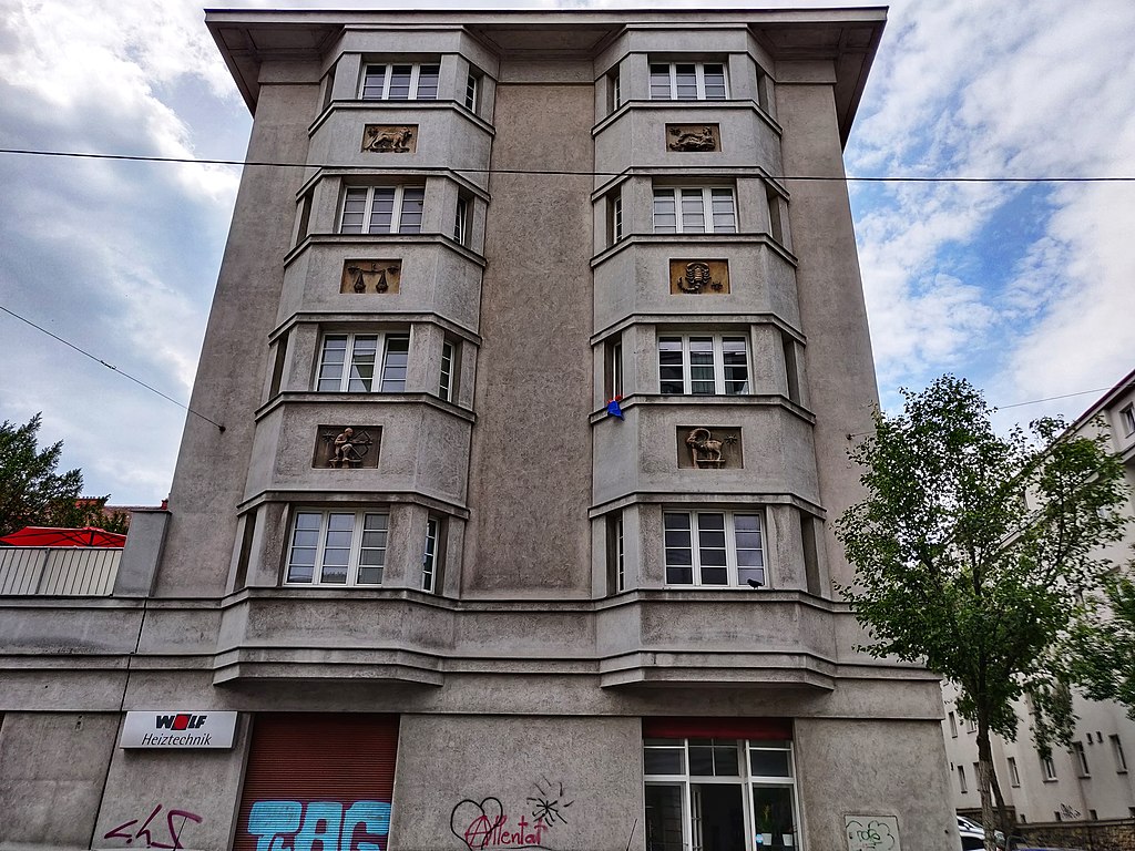 24 австр 1024px-2020-05-19_Gemeindebau_Forstnerhof_zodiac_signs1.jpg