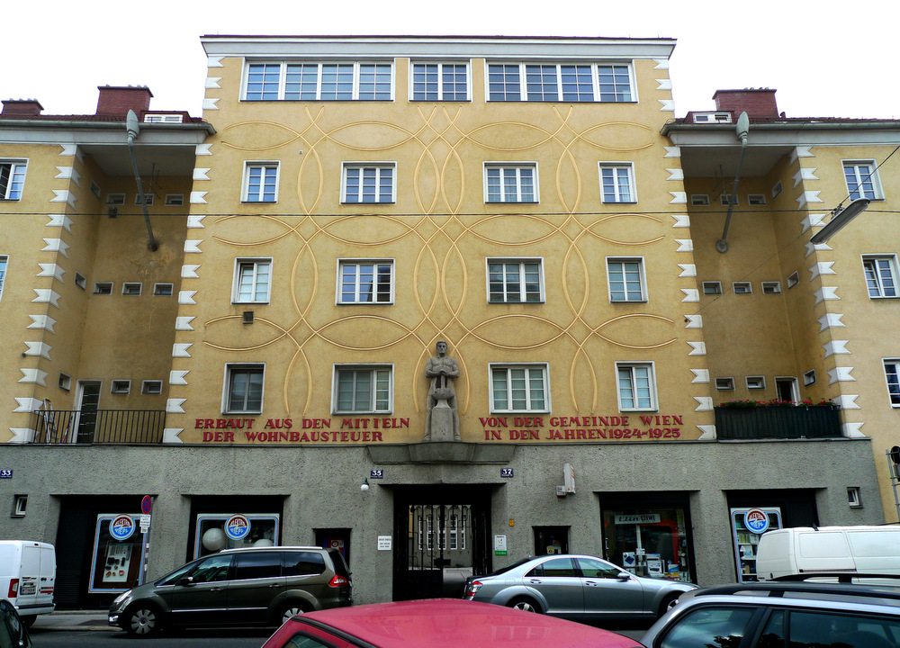 25 австр Wohnhausanlage_Penzinger_Straße_33–37_Oben.jpg
