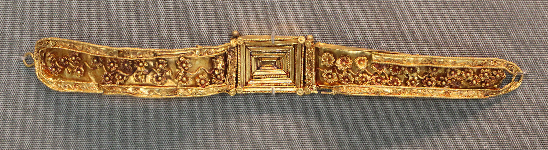 3-2Ellenismo,_ornamenti_d'oro_di_provenienza_incerta,_III-II_sec_ac._05.JPG