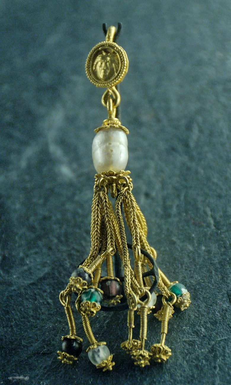 3-2x-Diadem_pendant_Louvre_Bj405.jpg