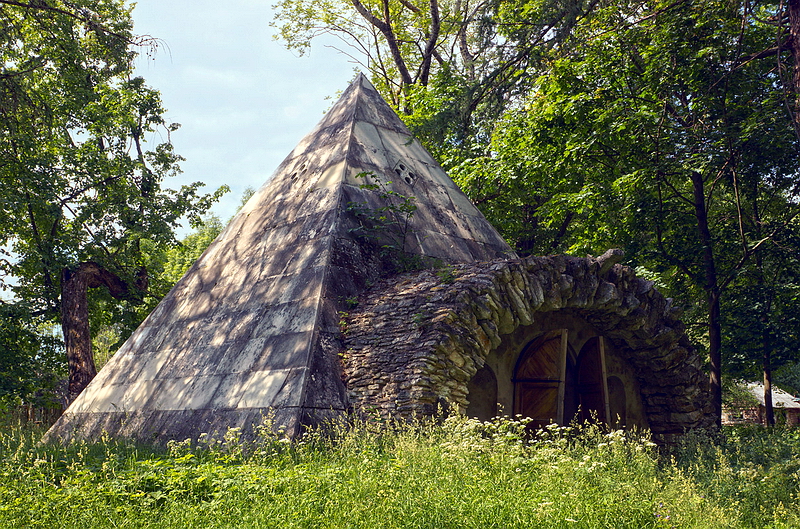 31.Никольское-Черенчицы.Ледник-пирамида.jpg