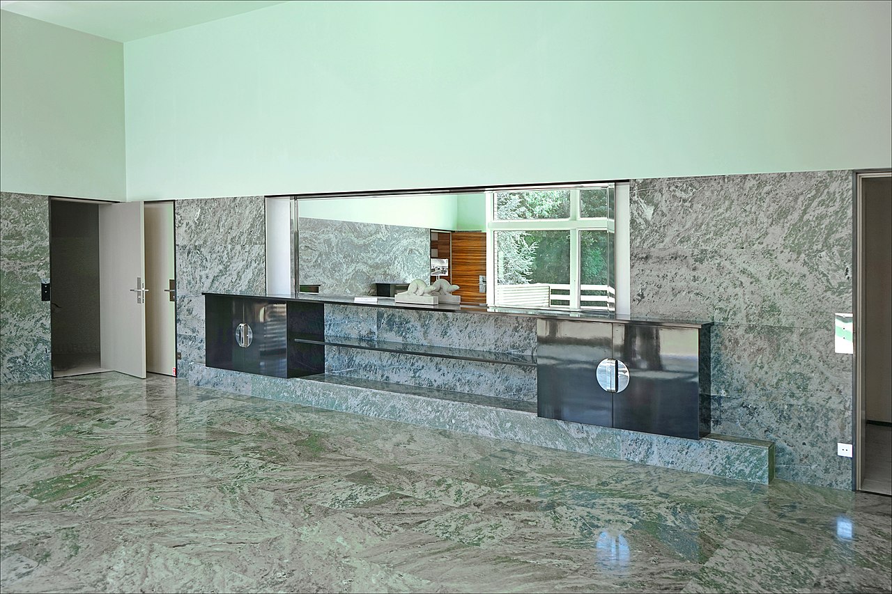 32 1280px-La_desserte_de_la_salle_à_manger_(Villa_Cavrois,_Croix)_(20492640790).jpg