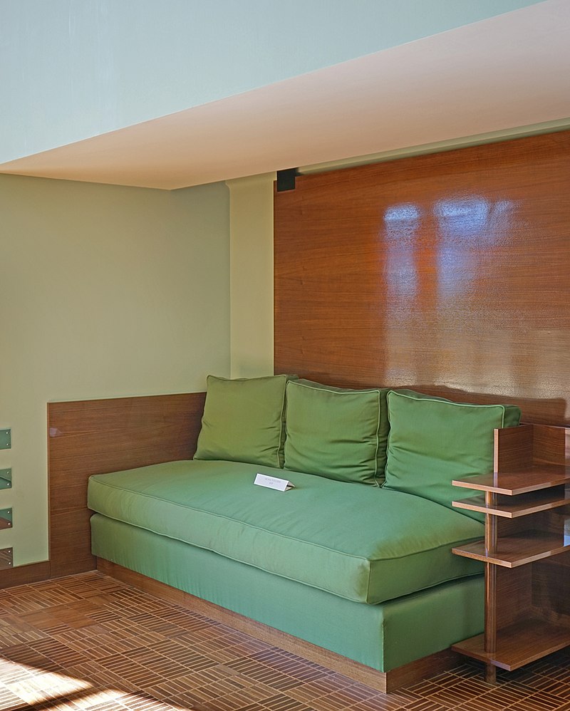 32 800px-Le_coin-repos_du_hall-salon_(Villa_Cavrois,_Croix)_(20492486270).jpg
