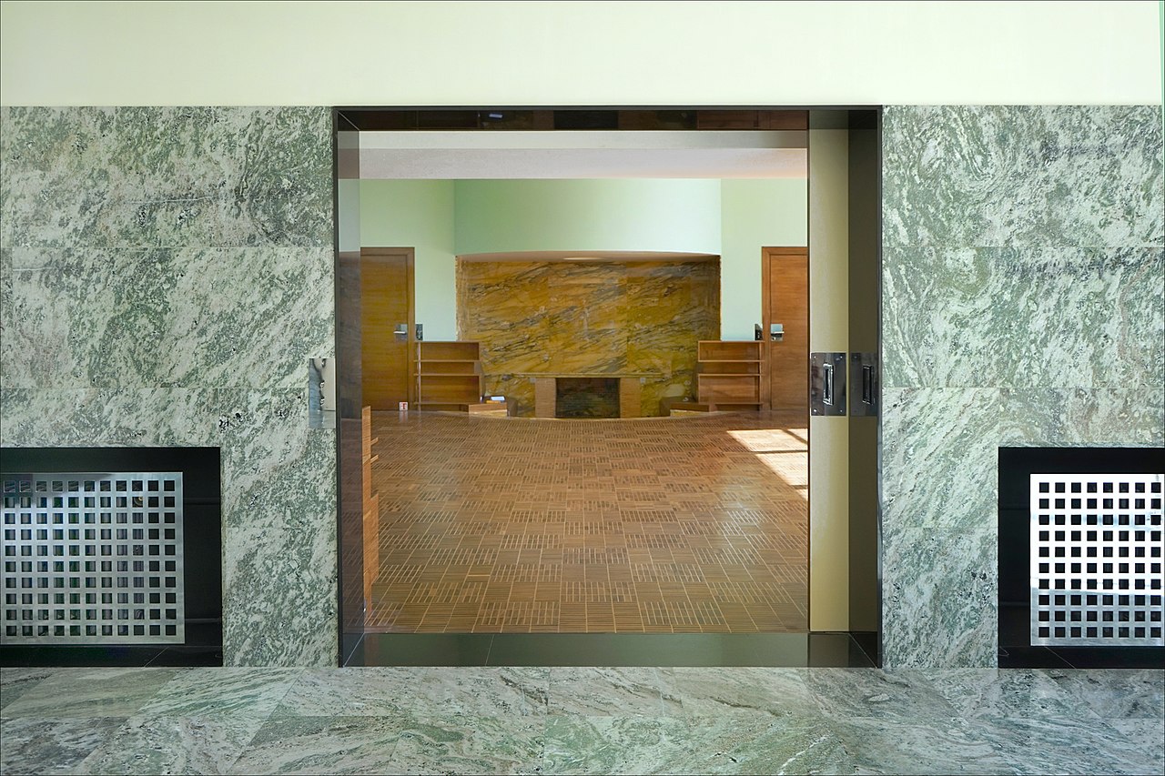 32 La_porte_coulissante_entre_la_salle_à_manger_et_le_salon_).jpg