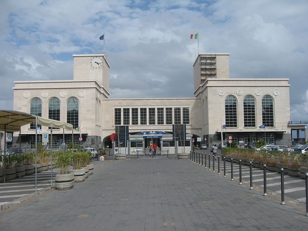 36 1024px-Portul_Napoli_-_Stazione_Marittima.jpg