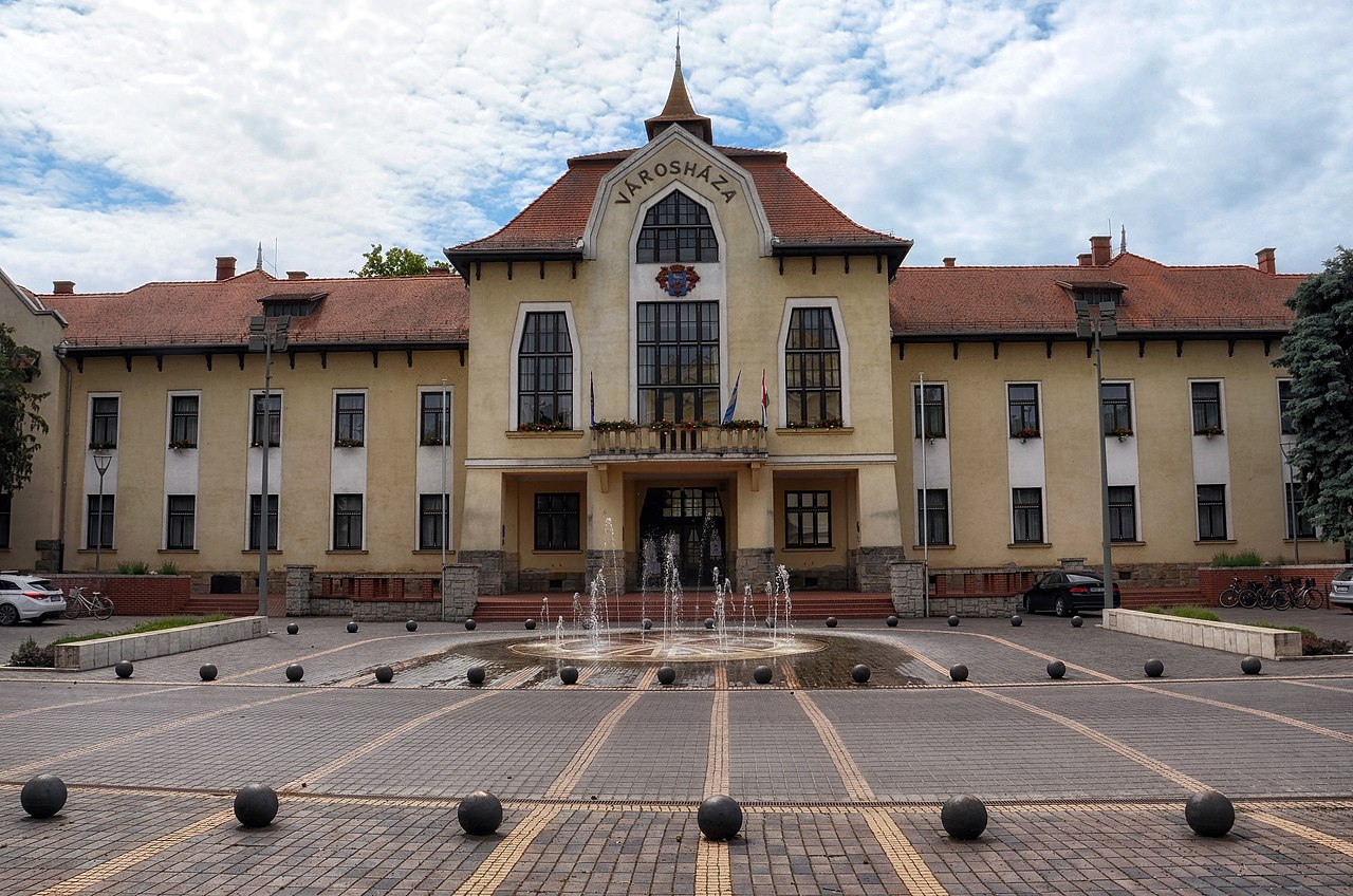 37 1280px-Csongrád,_városháza_2020_01.jpg