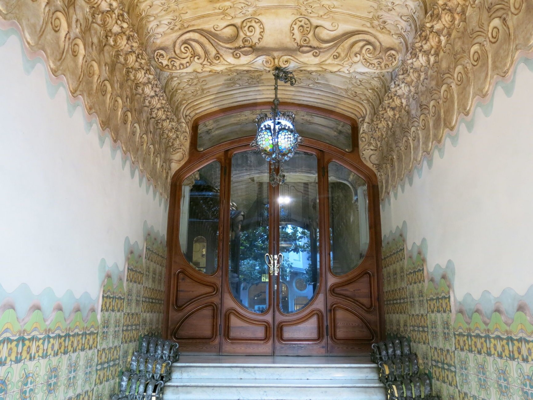 5 22_Casa_Francesc_Cama,_c._Gran_de_Gràcia_77_(Barcelona),_portal.jpg