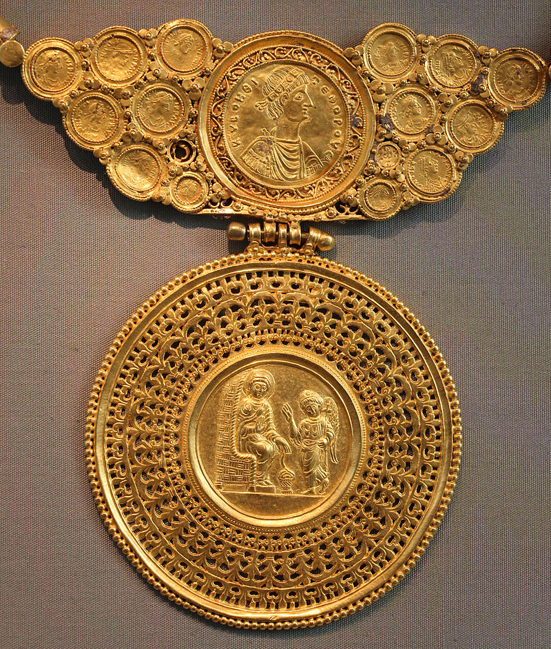 5-6Officina_costantinopolitana,_tesoro_di_asyut_(egitto),_V-VI_sec_ca._11_pettorale_.JPG