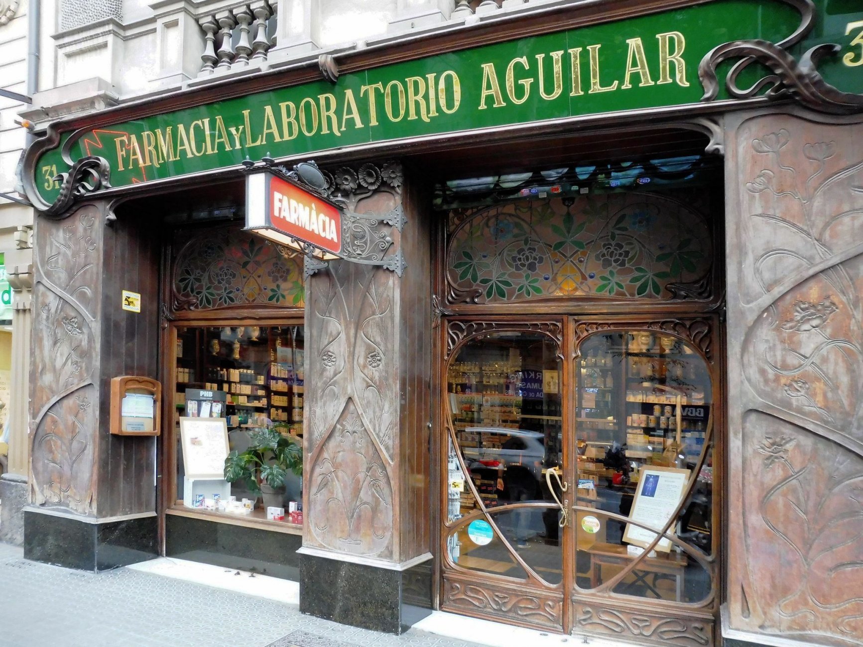 5 Ausiàs_Marc_31_farmàcia.jpg