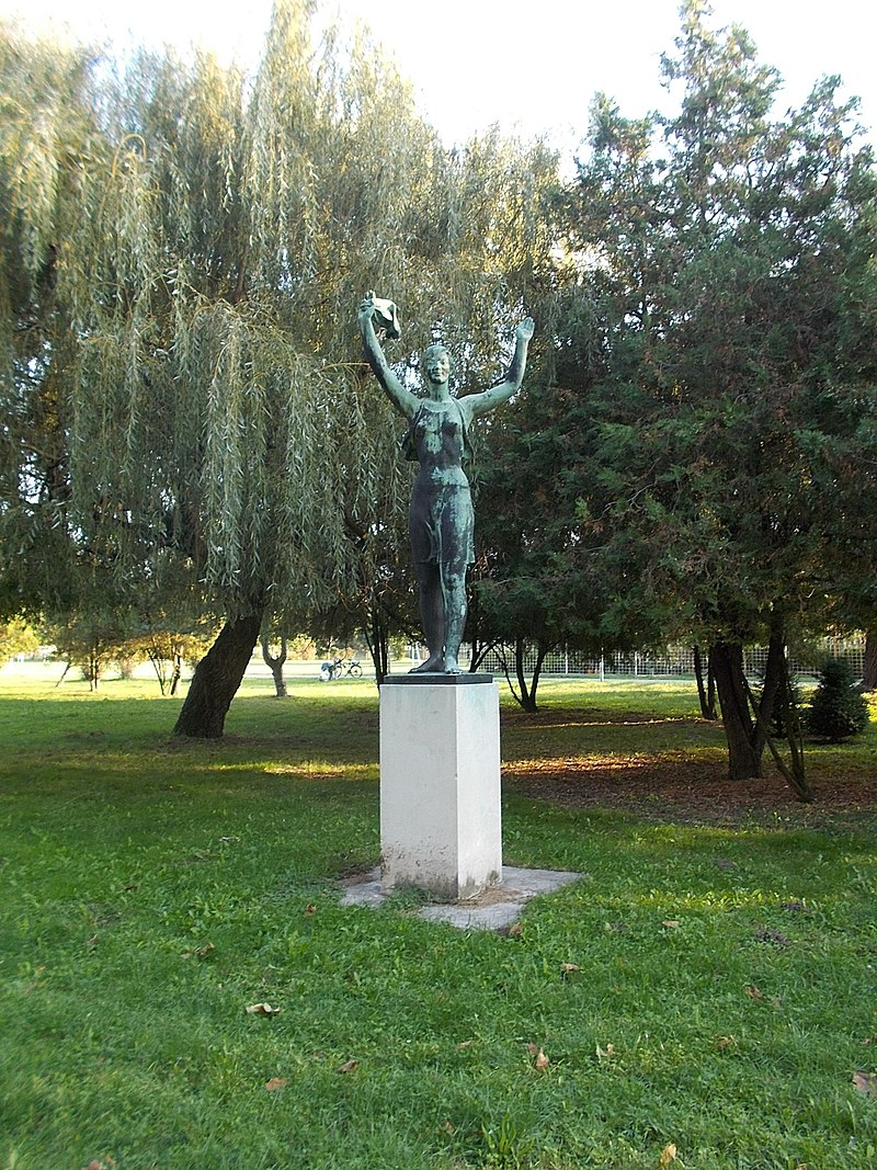 65Waving_by_János_Pándi_Kiss_(1965)_in_Naumburg_Park._-_Komárom,_Hungary.jpg