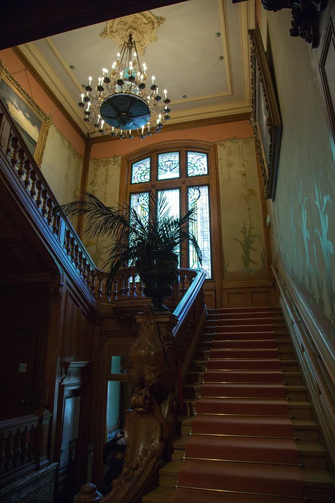 682px-Institut_Lumière_-_Stairway.jpg