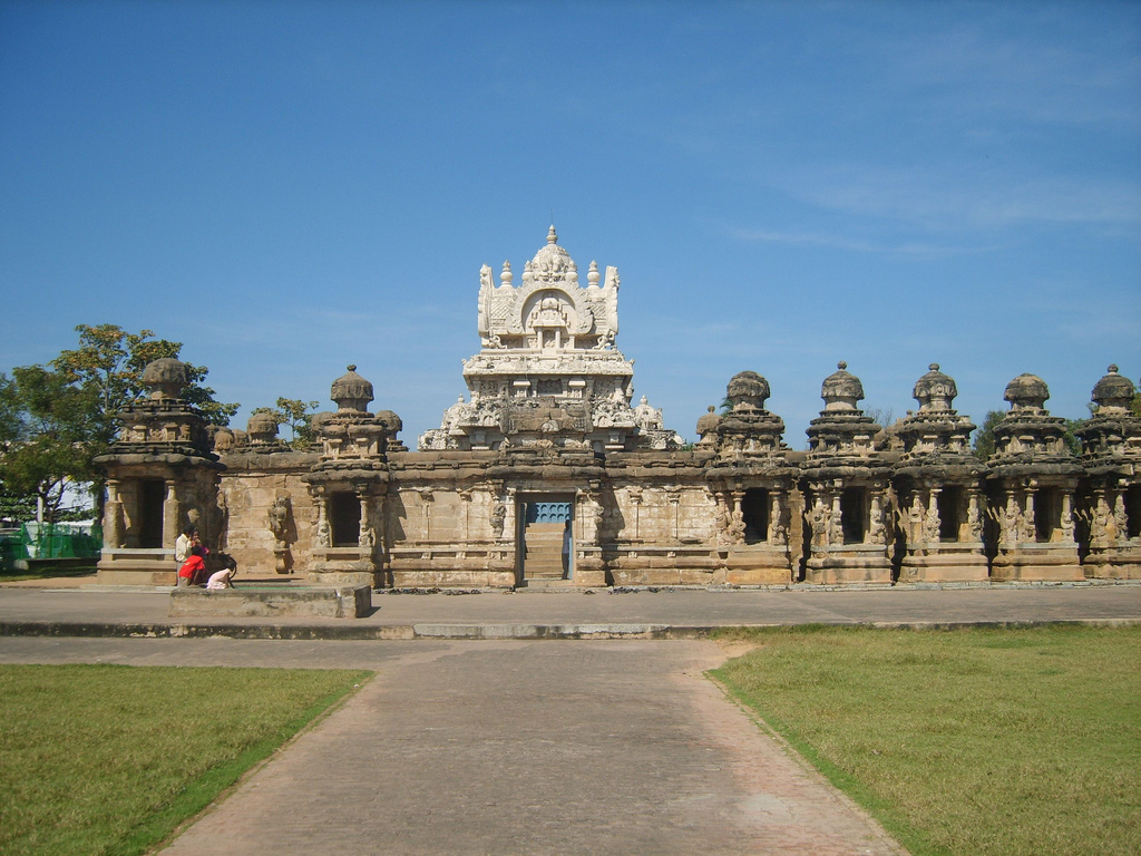 7-8 Kailasanathar_Temple_Entrance_-_Kanchipuram.jpg