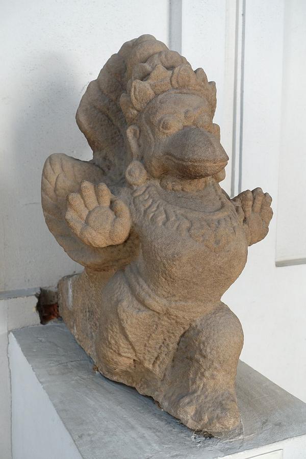 7-8Garuda,_Da_Nghi,_7th-8th_century,_Quang_Tri_-_C01813.JPG