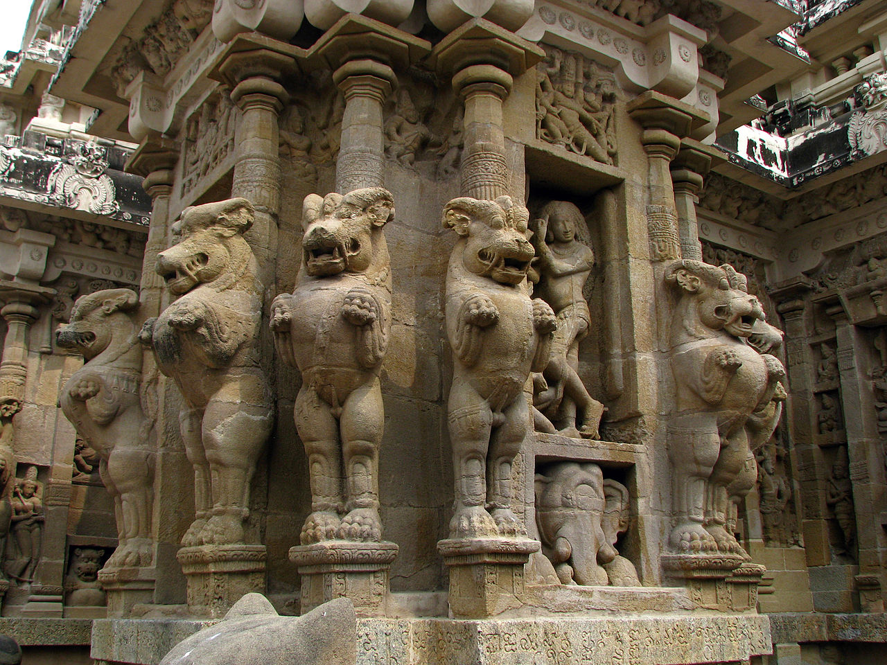 7-8Kailasanathar_Temple_Rich_Architecture_in_Sculptures_Design.jpg