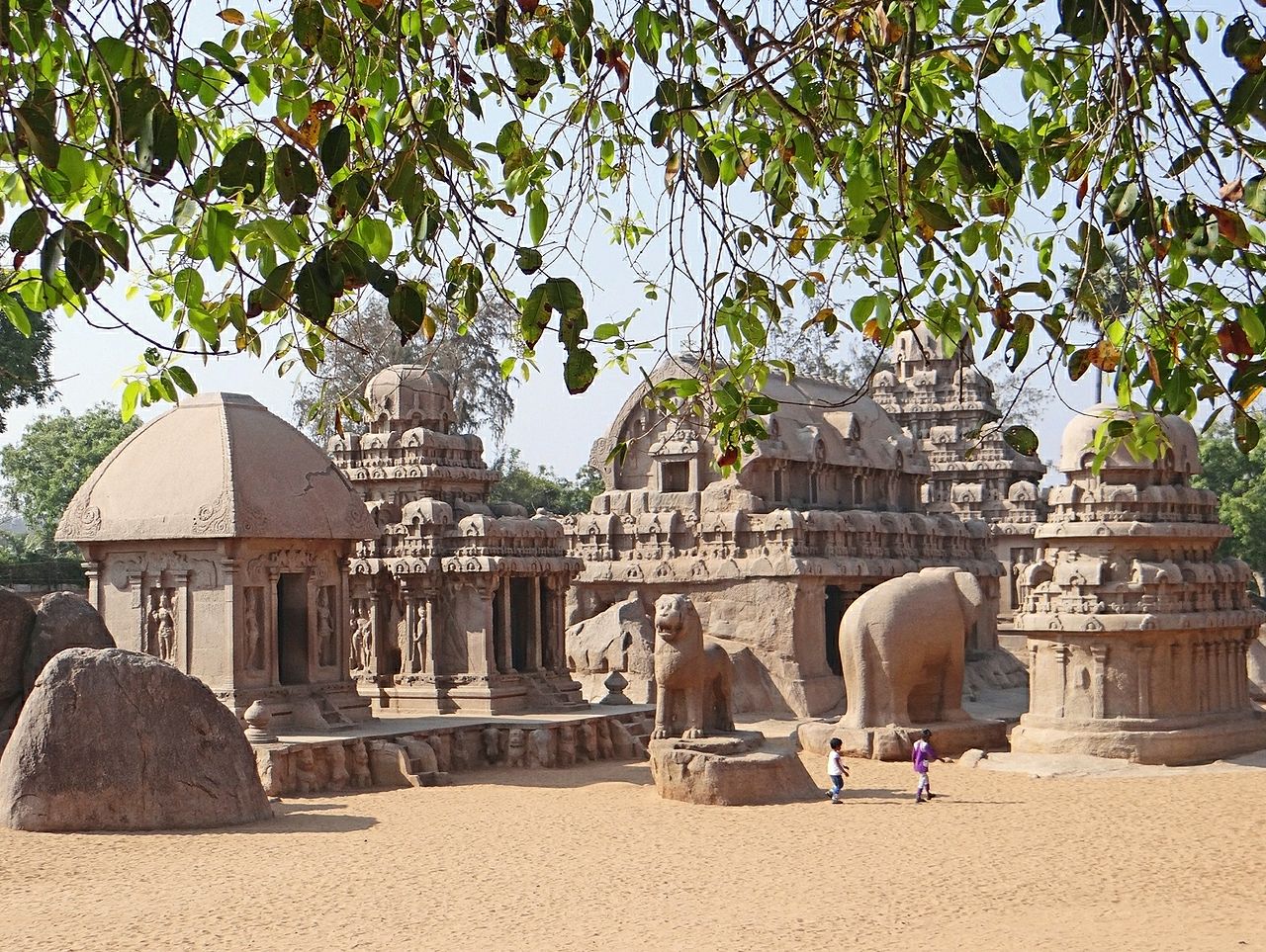 7 d Les_temples_monolithes_(Mahabalipuram,_Inde)_(13924356674).jpg