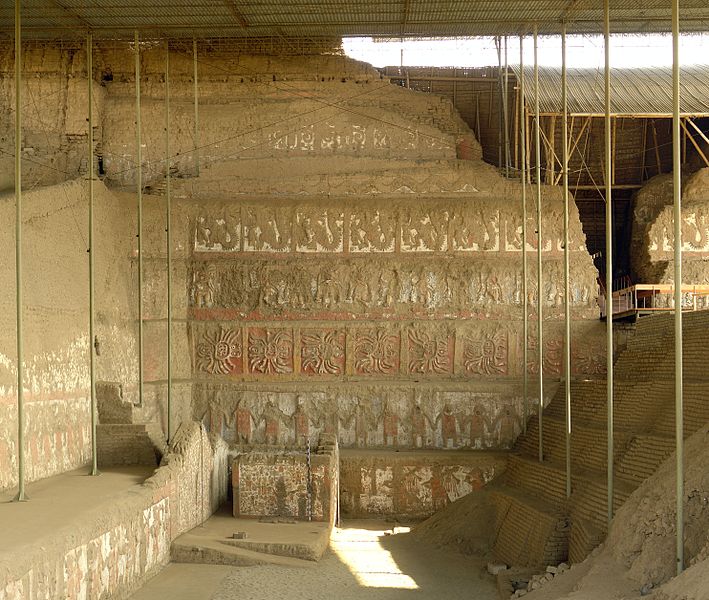 709px-Huaca_de_la_Luna_-_Août_2007.jpg