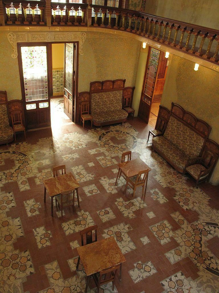 768px-141_Pavelló_dels_Distingits,_sala_de_música_des_del_1r_pis.jpg