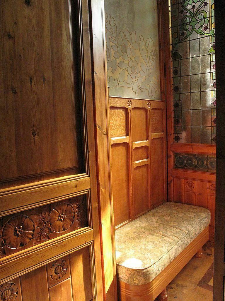 768px-153_Pavelló_dels_Distingits,_detall_de_la_sala_de_jocs.jpg