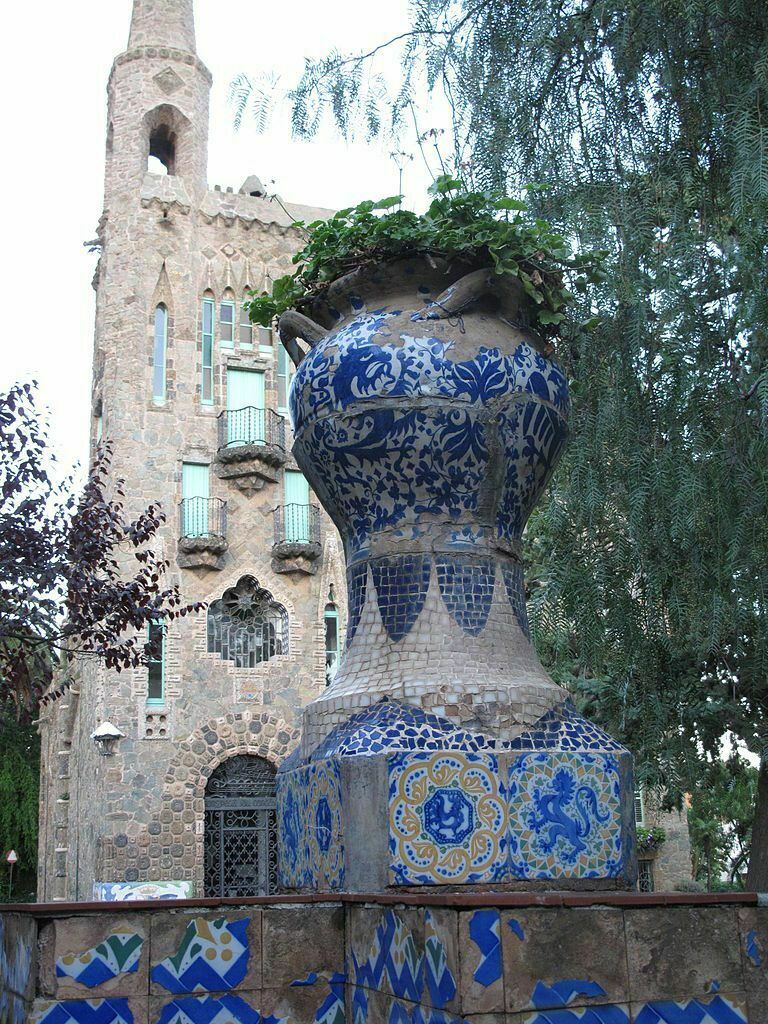 768px-Bellesguard,_gerro_i_torre_Figueres.jpg