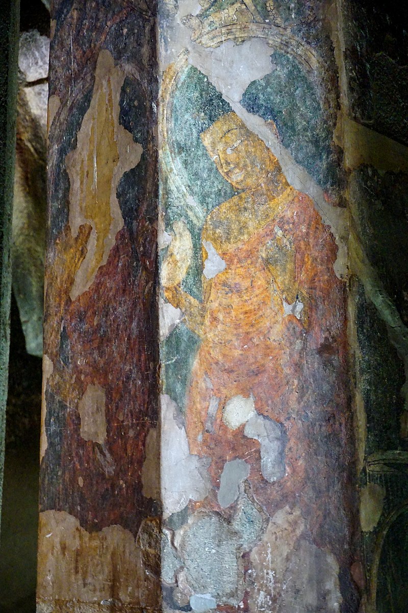 800px-109_Cave_10,_Buddha_Figure_on_Column_(34149399331).jpg