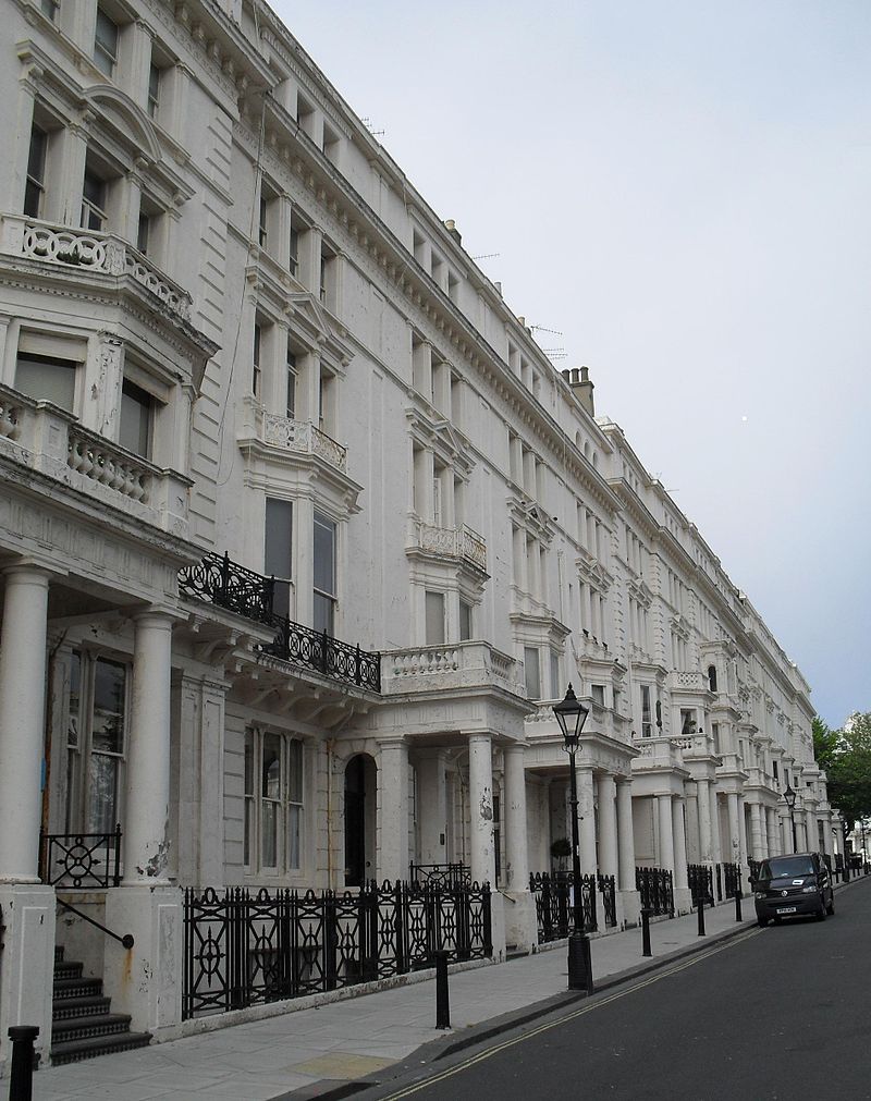 800px-18–30_Palmeira_Square,_Hove_(NHLE_Code_1187581)_(July_2010).JPG